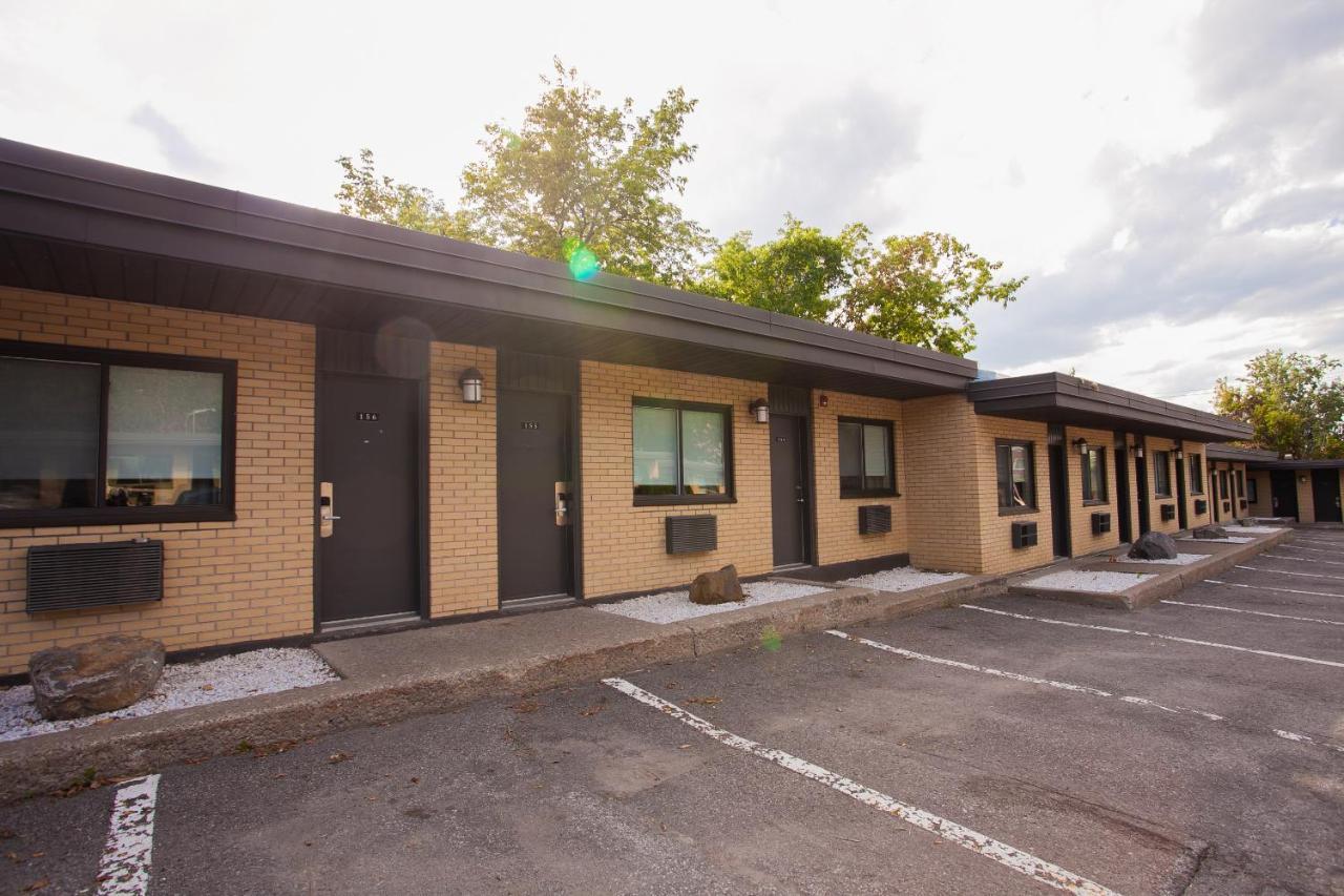 Motel Newstar 拉瓦尔 外观 照片